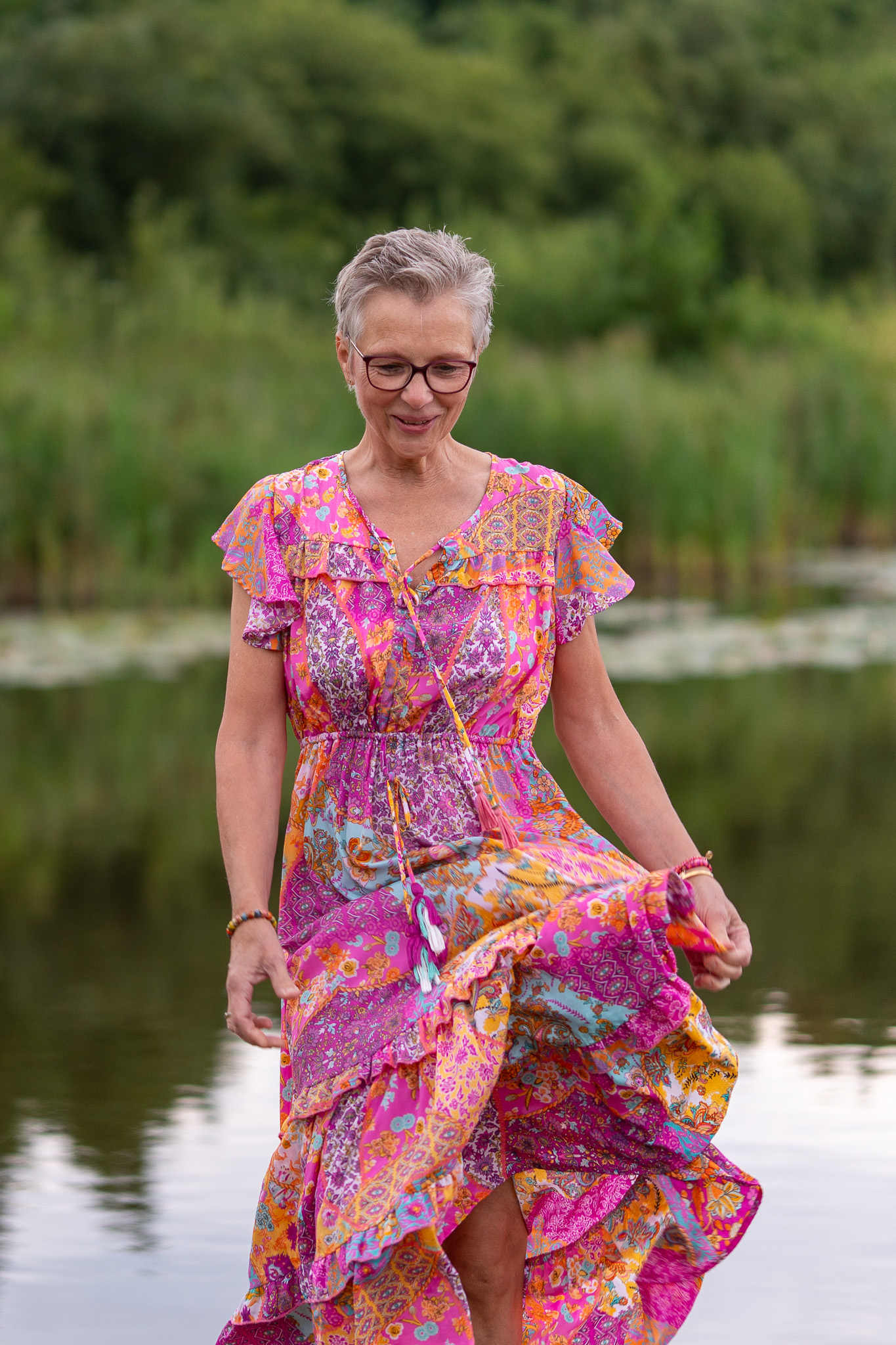 Kleurrijk portret van vrouw in natuurlijke omgeving in de Kop van Noord-Holland