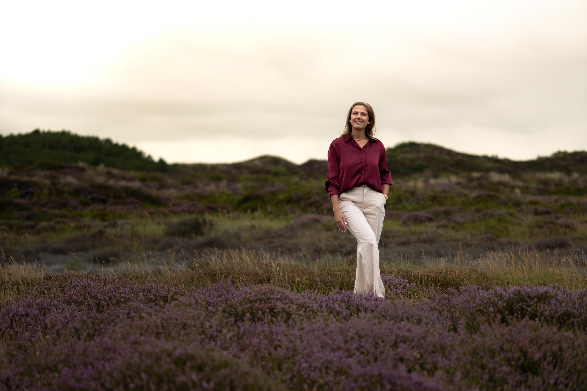 Vrouwelijk portret in open landschap in de Kop van Noord-Holland