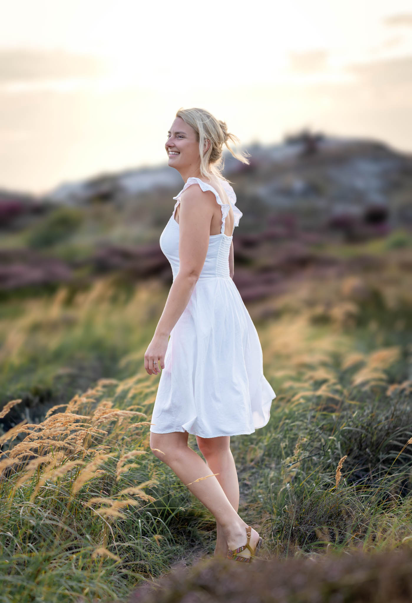 Vrouwelijk portret in witte jurk in duinlandschap in de Kop van Noord-Holland