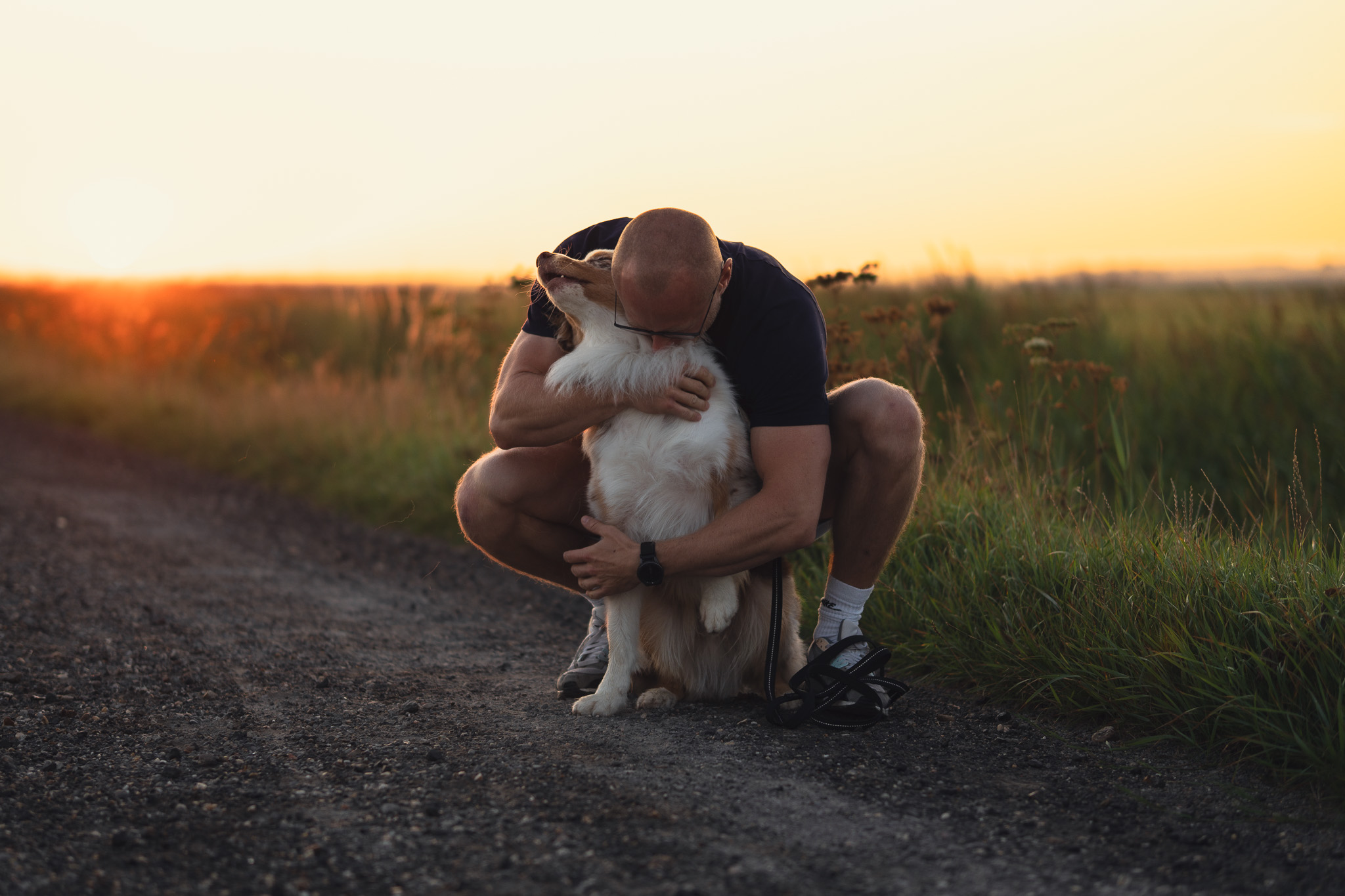 Portret van man met hond tijdens zonsondergang in Hollands Kroon
