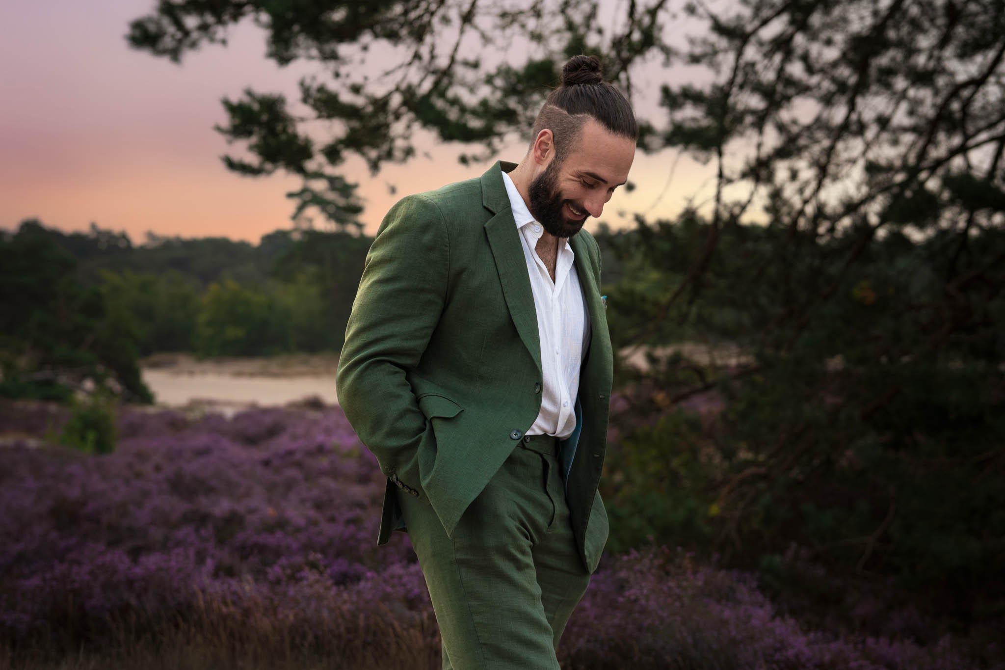 Portret van man in groen pak tijdens natuurlijke portretshoot in Noord-Holland