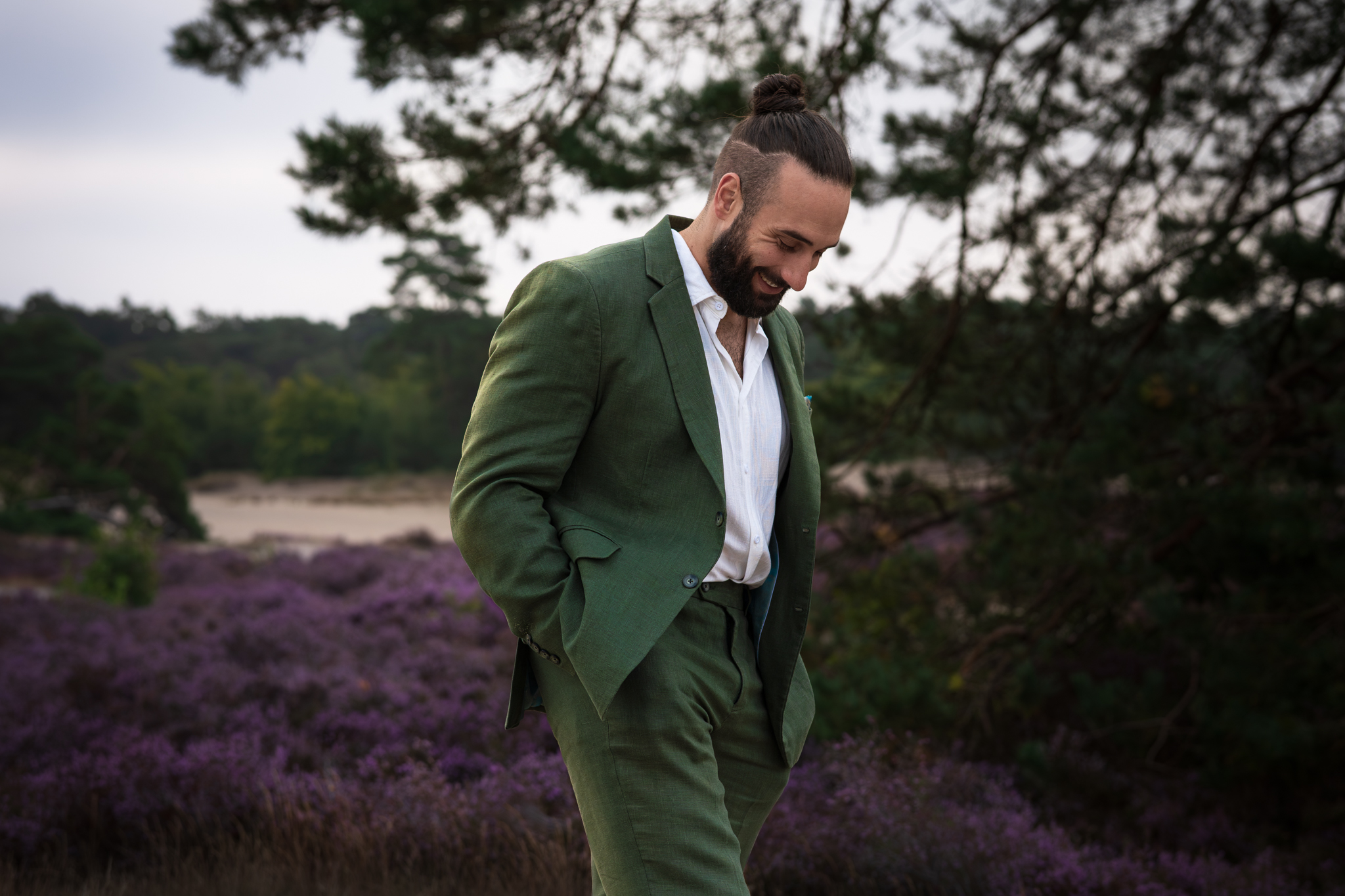 Portret met zachte scherptediepte – vrouwelijke lifestyle portretfotografie in een natuurlijke omgeving