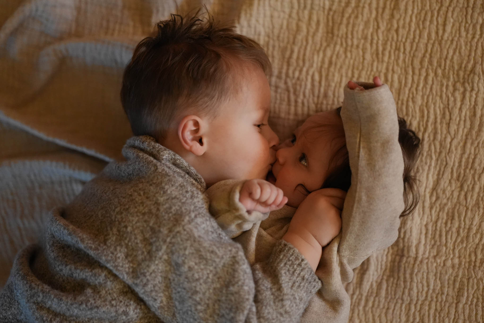 Gezinsmoment van broertje en baby in natuurlijk licht