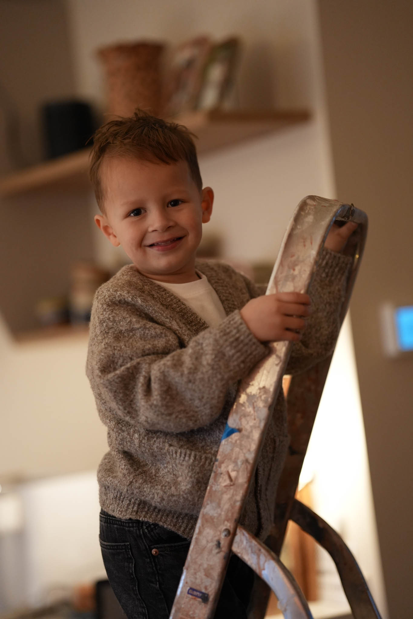 Spontaan kinderportret binnenshuis met warm natuurlijk licht
