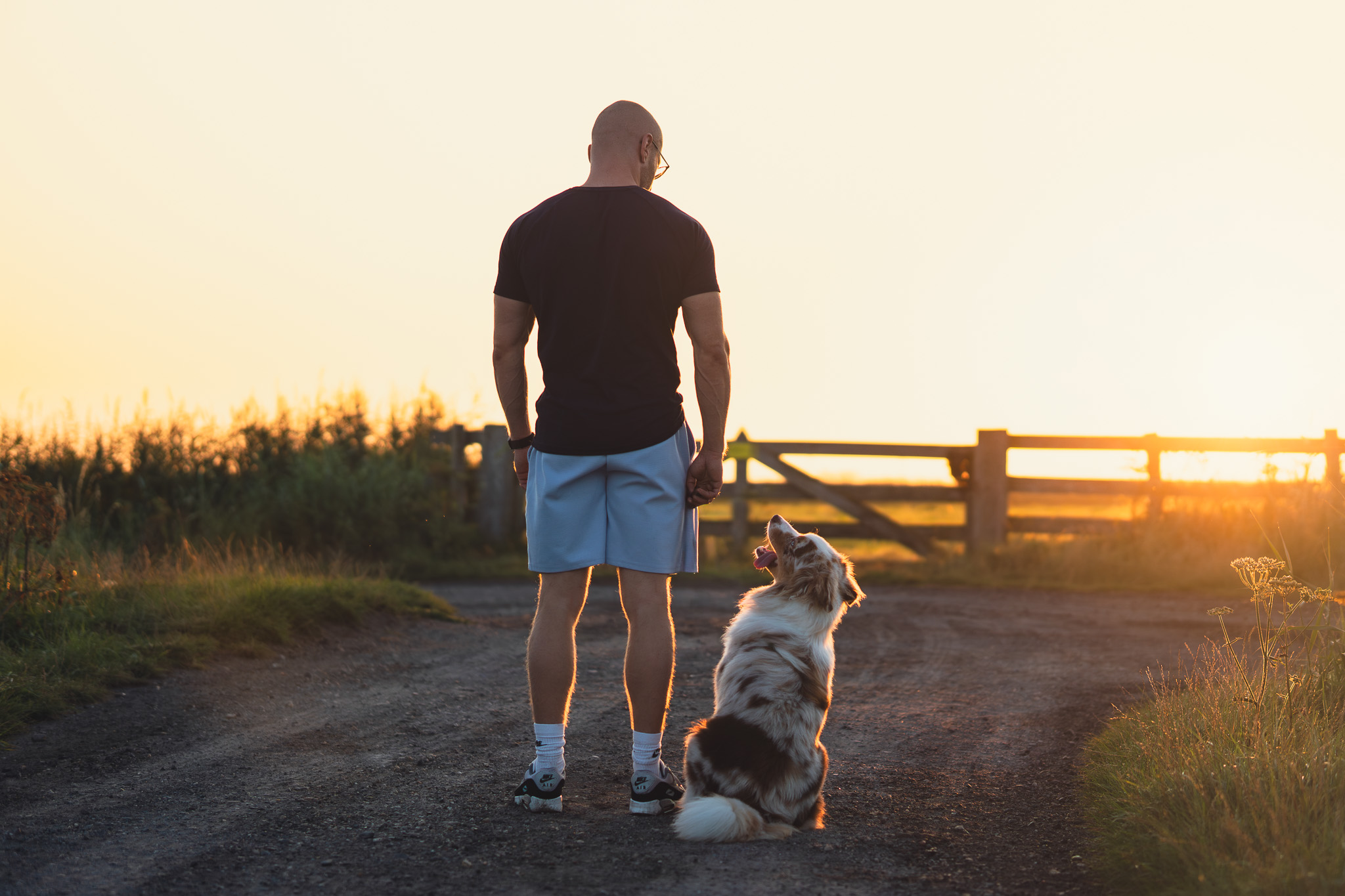 Persoonlijk portret van man met hond bij zonsondergang in de Kop van Noord-Holland
