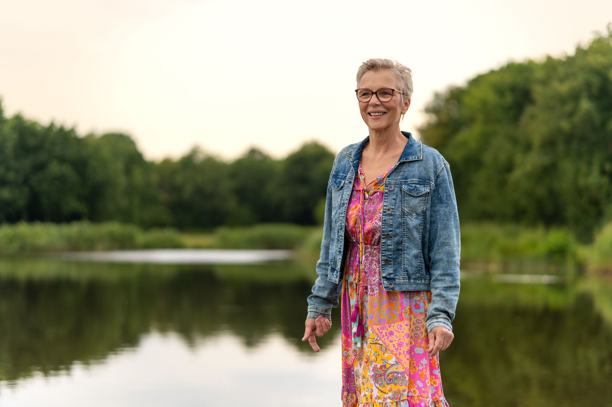 Portretshoot van vrouw in het bos – natuurlijke portretshoot in Kop van Noord-Holland