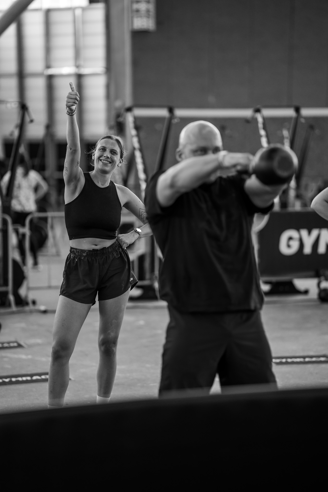 Zwart-wit koppelportret tijdens sportevenement in Amsterdam