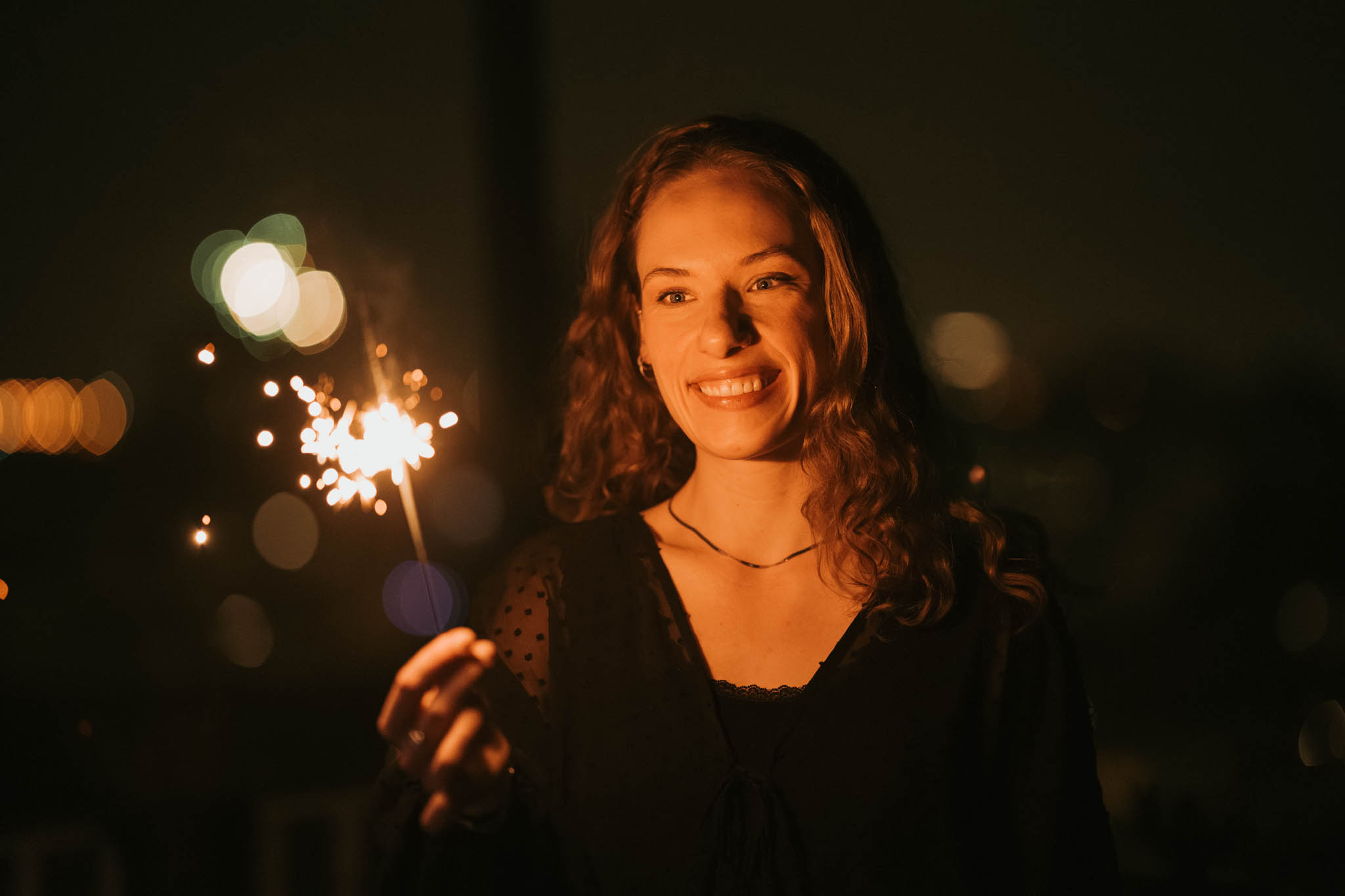 Sfeervol portret van vrouw met sterretje tijdens feestdagen