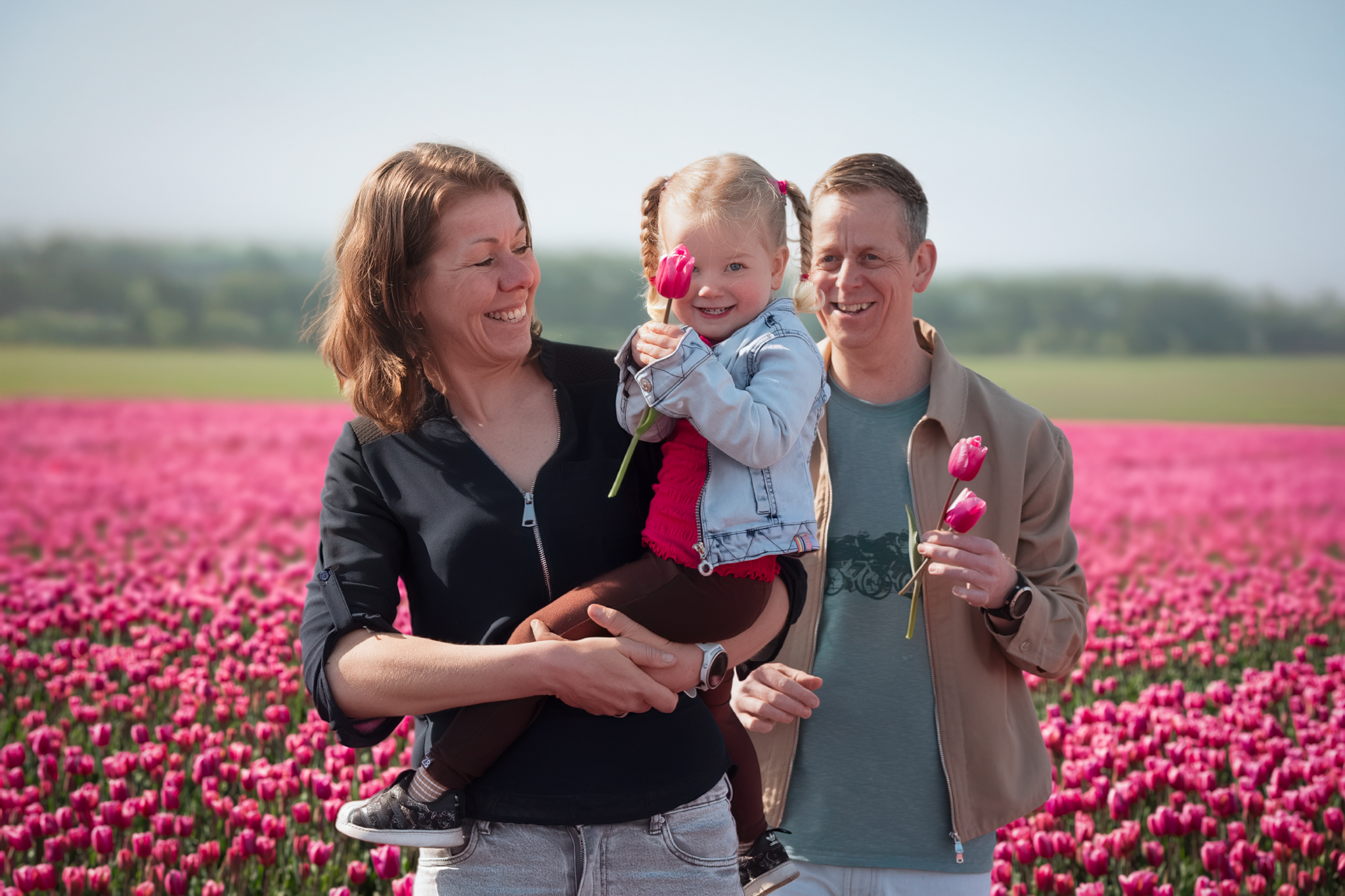 Gezinsfoto tussen de tulpenvelden van Noord-Holland