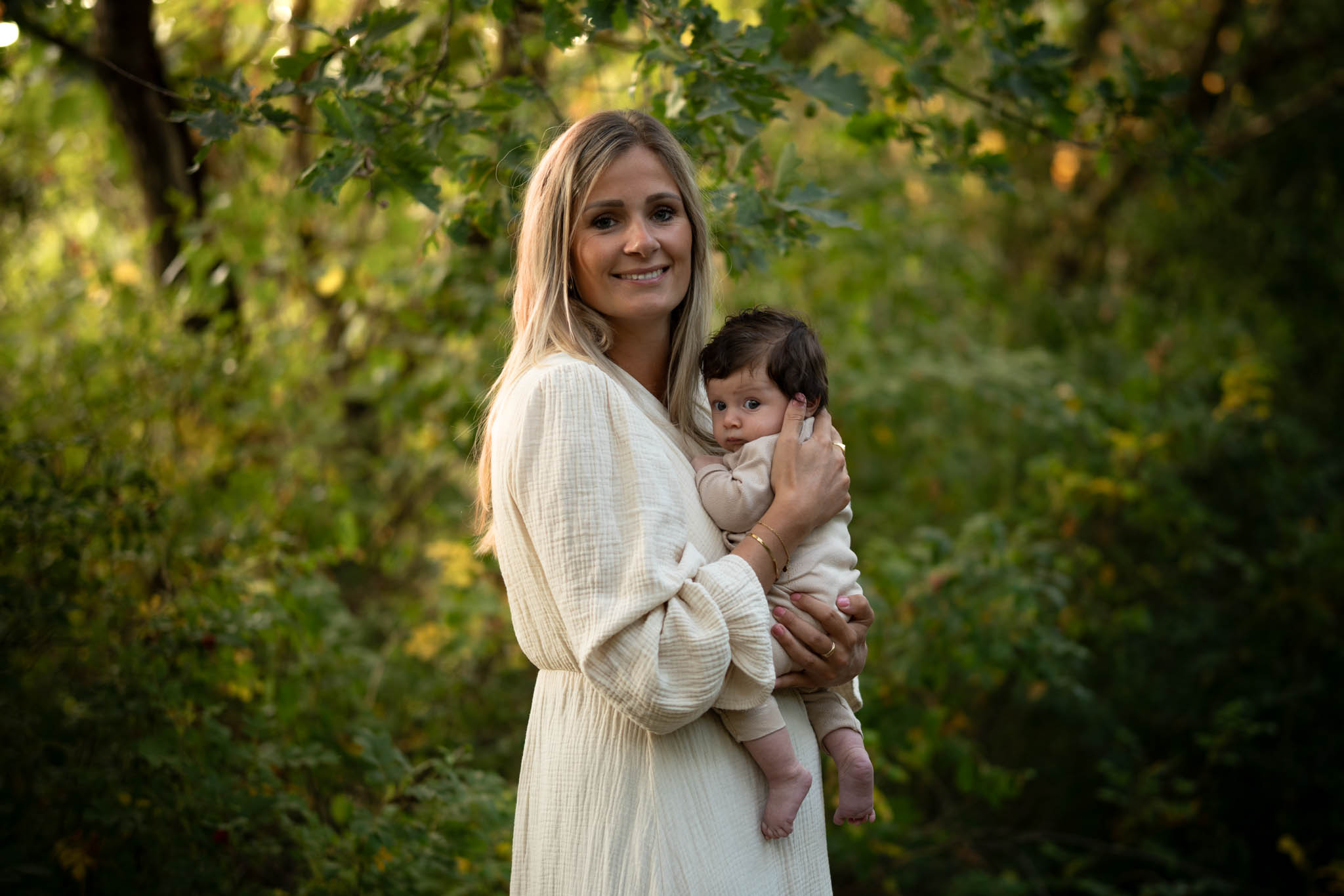Moeder met newborn tijdens een ontspannen fotoshoot